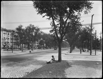 Mann i halmbåter med nistespann, Eastern Parkway ved Nostrand Avenue, Brooklyn, 31. august 1914 av William Davis Hassler