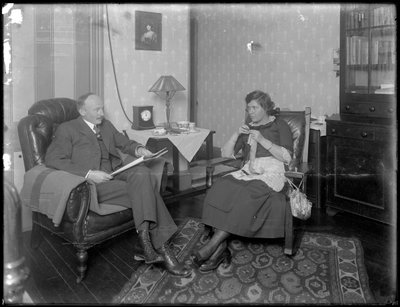 Herr og fru Austin Norris i uidentifisert stue, ca. 1912 av William Davis Hassler