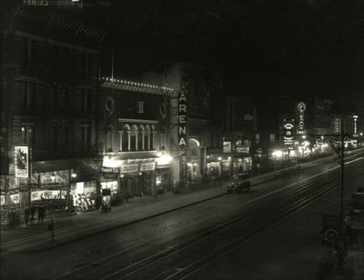 Nattutsikt på sørsiden av 23rd Street mellom Sixth and Seventh Avenue, ca. 1916-17 av William Davis Hassler