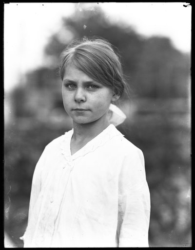 Utendørsportrettbilde av en uidentifisert liten jente i en hvit kjole, juli 1915 av William Davis Hassler