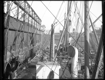 R.M.S. Carpathia-lasting ved Pier 54 N.R., 1912 av William Davis Hassler