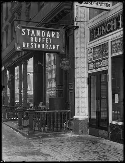Skilt til Standard Buffet Restaurant, Fourth Avenue mellom E. 31st og 32nd Street, New York City, 6. februar 1917 av William Davis Hassler