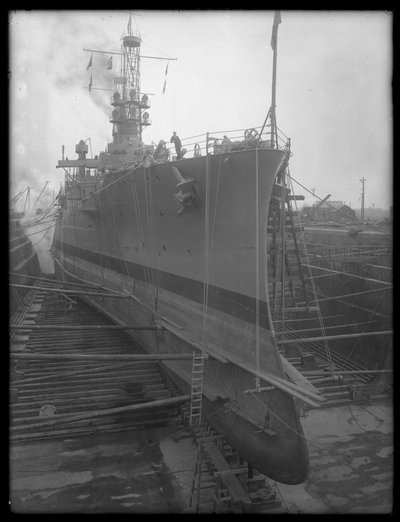 U.S.S. Utah i tørrdokk ved Brooklyn Navy Yard, ca. 1912 av William Davis Hassler