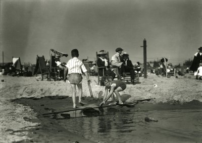 To barn leker med trerester på grunne, Coney Island, ca. 1910-21 av William Davis Hassler