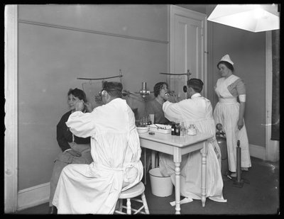 To pasienter undersøkes, Undersøkelsesrom #1, Seton Hospital, Spuyten Duyvil, Bronx, 30. oktober 1914 av William Davis Hassler