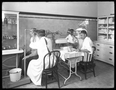 To pasienter undersøkes i hovedsykehusets undersøkelsesrom, Seton Hospital, Spuyten Duyvil, Bronx, 30. oktober 1914 av William Davis Hassler