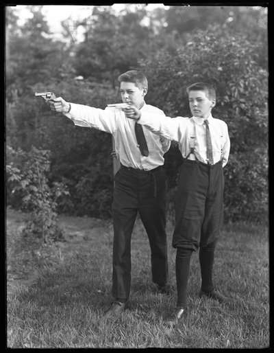 To uidentifiserte gutter poserer med siktepistoler, juli 1915 av William Davis Hassler