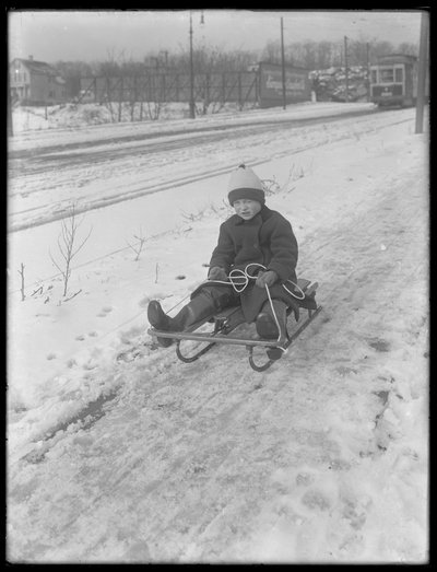William Gray Hassler med sin nye slede, ca. 1912 av William Davis Hassler