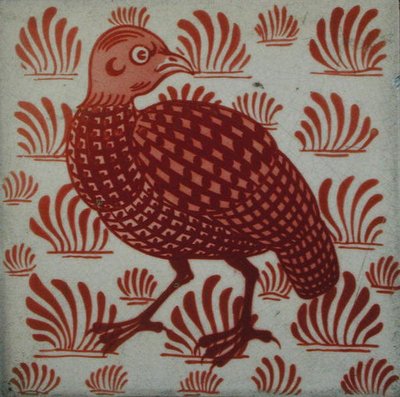 Til med rapphønedesign (keramisk) av William de Morgan