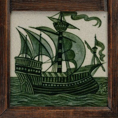 Flispanel av skip i fullt seil, i ramme, ca. 1865-80 (keramikk) av William de Morgan