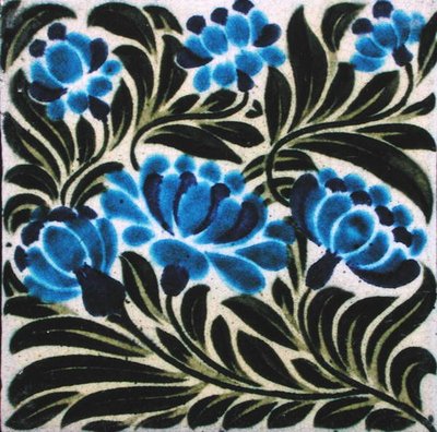 Fliser med blomsterdesign (keramikk) av William de Morgan