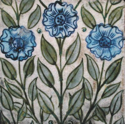 Fliser med stilisert blomsterdesign (keramikk) av William de Morgan