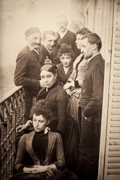 Claudel-familien, Jessie Lipscomb, Ferdinand de Massary og faren hans på balkongen til leiligheten på 31 boulevard de Port Royal. (I forgrunnen: Louise (f. 1866), bak henne, Madame Claudel (f. Louise Athanaise Brains i 1840) og Camille (1864- av William Elborne