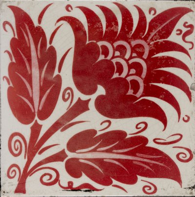 Flis med stilisert blomst med to blader og ranker, 1882-1888 av William Frend De Morgan