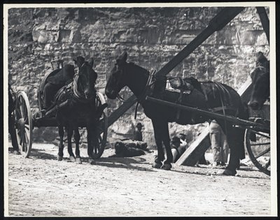 Horisontalt, svart-hvitt fotografi av to hestevogner ved et steinbrudd av William G. Swekosky