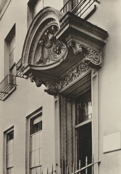 Doorway, 9, Grosvenor Road, London (s/hvitt bilde) av William Galsworthy Davie