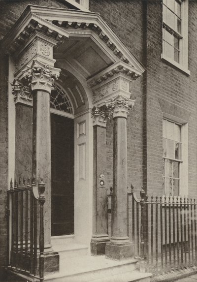 Doorway, Brighton Road, Reigate, Surrey (s/hvitt bilde) av William Galsworthy Davie