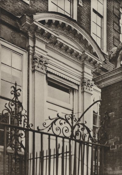 Doorway, North Pallant, Chichester (s/hvitt bilde) av William Galsworthy Davie