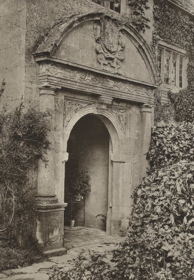Doorway, The Manor, Upper Swell, Gloucestershire (s/hvitt bilde) av William Galsworthy Davie