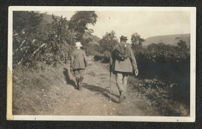 Ralph Vaughan Williams og Gustav Holst går i Malvern Hills, september 1921 (s/hv-bilde) av William Gillies Whittaker