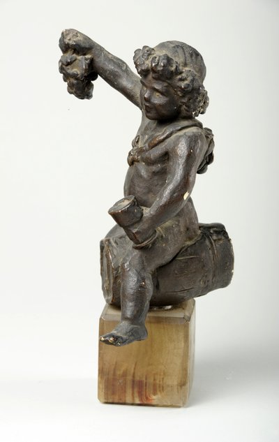 Kjerub på et vinfat (malt gips) av William Hamo Thornycroft