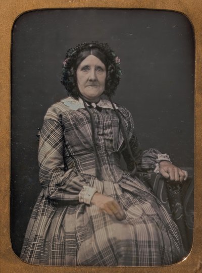 Sittende eldre kvinne iført rutete kjole og panser, 1854-60. av William Hardy Kent