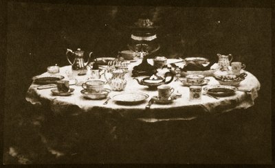 Et elegant dekket bord, ca. 1841 (saltpapirtrykk fra calotype negativ) av William Henry Fox Talbot