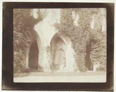 Calvert Jones satt i sakristiet i Lacock Abbey, 1845. av William Henry Fox Talbot