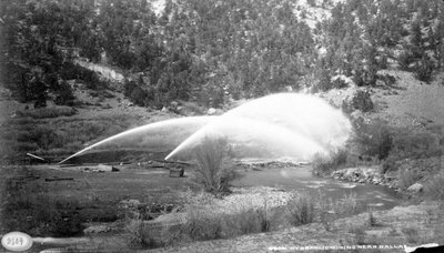 Hydraulisk gruvedrift nær Dallas, ca. 1882-1900 av William Henry Jackson