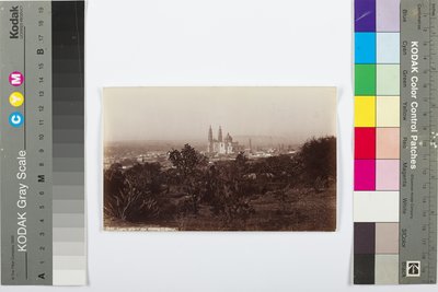 Lagos, generell visning som viser katedralen, 1883–1884 (albumintrykk) av William Henry Jackson