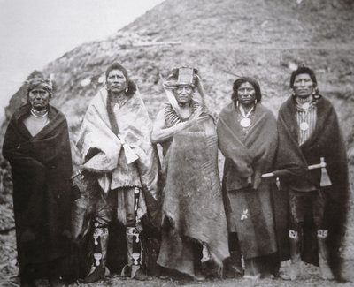 Pawnee-folk foran en tribal jordhytte, ca. 1869 (s/hvitt-bilde) av William Henry Jackson