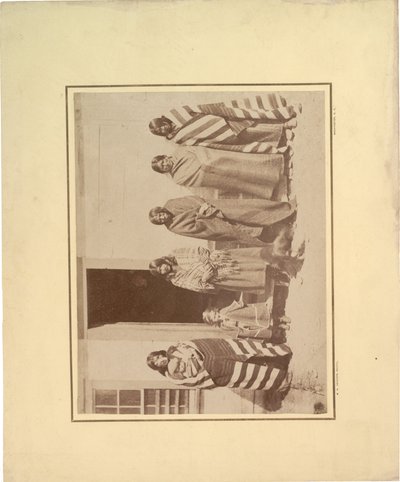 Gruppe på fem indianerkvinner med ung jente og baby, 1871 (sepia-bilde) av William Hicks Jackson