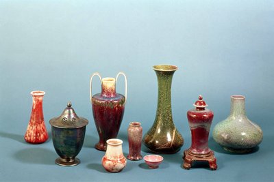 Gruppe av keramikkvaser og skåler laget på Ruskin Pottery, 1898-1935 (lertøy) av William Howson Taylor