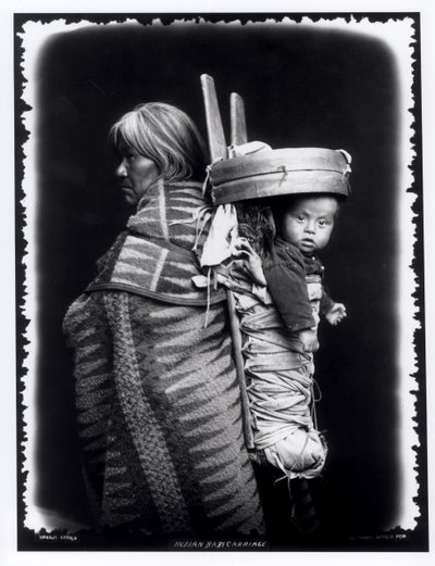 Navajo-kvinne som bærer en papoose på ryggen, ca. 1914 (bw-bilde) av William Carpenter