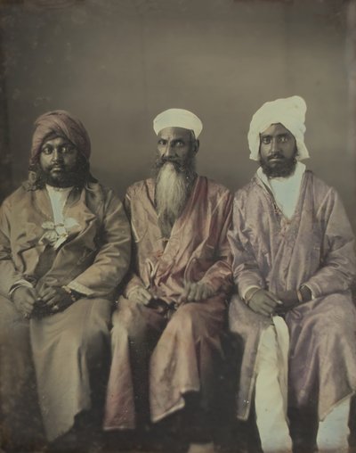 Uten tittel portrett av tre sittende menn som bærer turbaner, 1853. av William Johnson