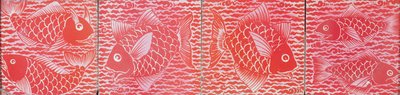 Flis med fiskedesign (keramikk) av William de Morgan