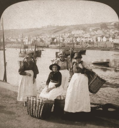 Fishwives i Newlyn, Cornwall, 1900. av Works and Sun Sculpture Studios