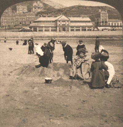 På stranden ved Llandudno, Wales, 1894. av Works and Sun Sculpture Studios