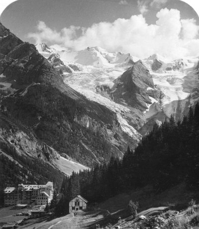 Et hotell i Trafoi, Italia, c1900. av Wurthle and Sons