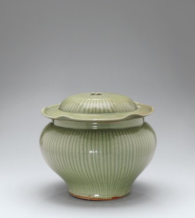 Longquan Celadon ribbet krukke og lokk av Yuan Dynasty Chinese School