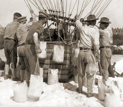 Feste sandsekker til kurven til en ballong, Fort Myer, USA av Hippolyte Lalaise Devéria