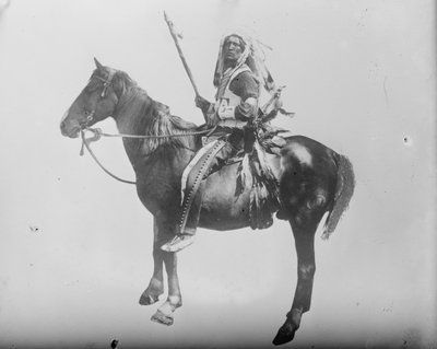 Chief Deep Sky-Indian montert på hest, ca. 1900 (s/hvitt-bilde) av . .