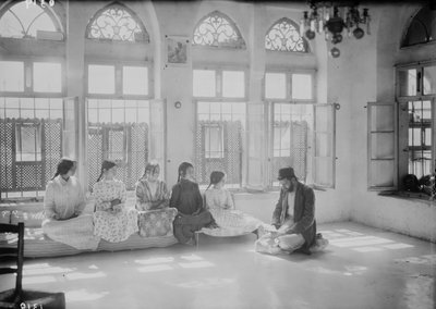 Barn og lærer ved en samaritansk skole i Nablus, ca. 1920 (s/hvitt-bilde) av . .
