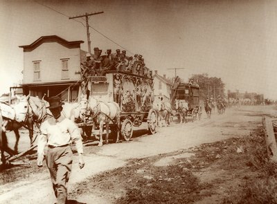 Sirkus kommer til byen, ca. 1905 (bilde) av . .