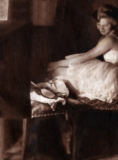 Klassisk danserdressing i hytten hennes. 1929 (trykk) av . .