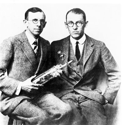 Clinton J Davisson og Lester H Germer, amerikanske fysikere, ca 1927 av Frederick (attr. to) Barnard
