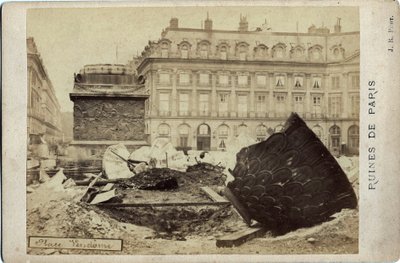 Commune of Paris (1871): ruiner på Place Vendome i Paris. Fotografi 1871. Størrelse 16,5x10,8 cm av Frederick (attr. to) Barnard