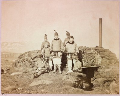 Arktisk ekspedisjon (1875–1876) av kaptein George Nares (1831–1915): Gruppe innfødte kvinner på diskotek av Frederick (attr. to) Barnard