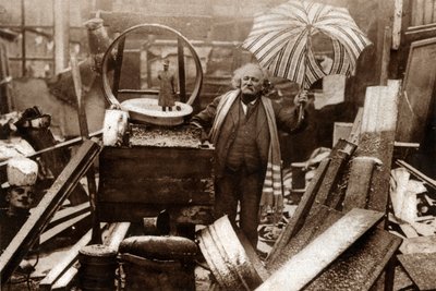 Fr Fremin, filosof og eier av en loppebrocante i Montmartre. 1929 (trykk) av . .