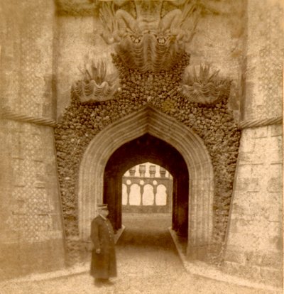 Vakt utenfor inngangen til Palace of Pena (Palacio da Pena), Sintra, Lisboa, Portugal ca. 1888 (bilde) av Frederick (attr. to) Barnard